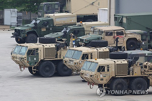 미국 언론이 미 정부가 주한미군 감축을 검토하고 있다고 보도한 23일 오전 경기도 동두천시의 주한미군 기지에서 미군 차량이 대기하고 있다. [동두천=연합뉴스]